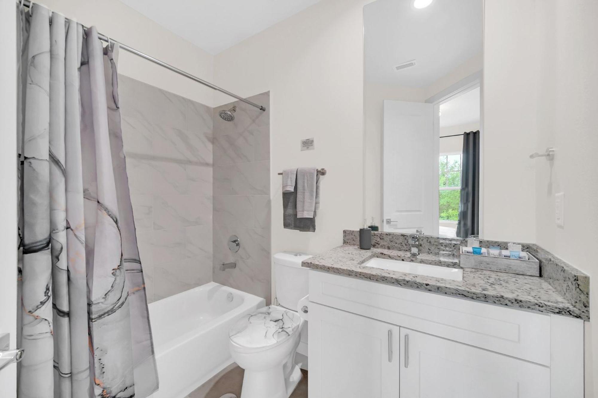 New Spacious And Themed 5 Bedroom Minutes From And Waterparks! Holiday home